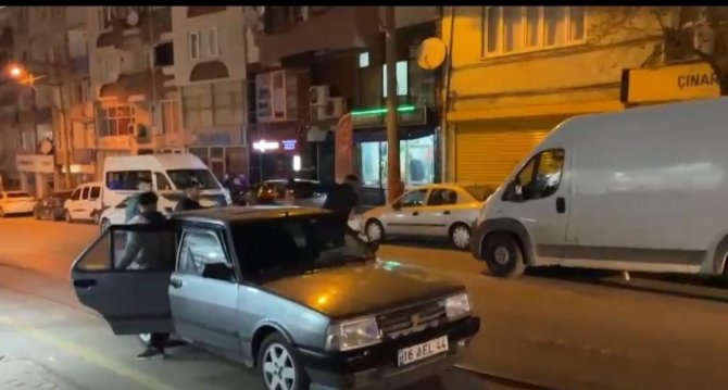Cadde Ortasında Bıçaklı Kavga...