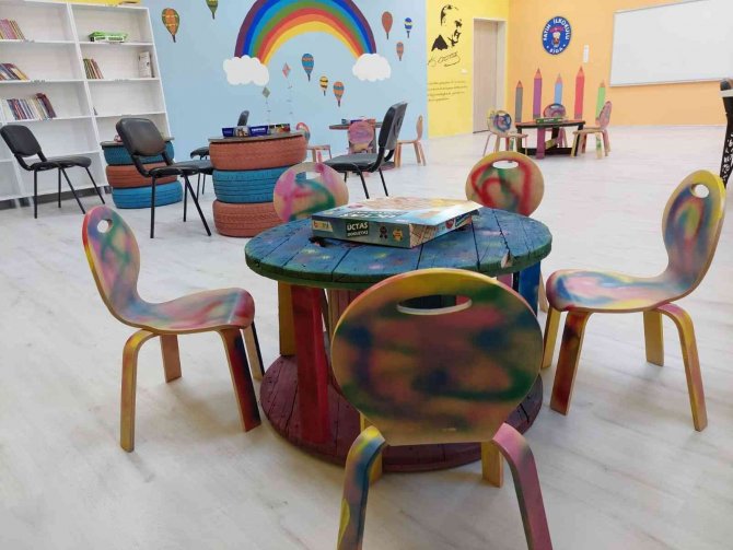 Çanakkale’de Atıl Malzemelerle Geri Dönüşüm Kütüphanesi Kuruldu