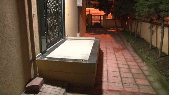 Kartal’da Bir Hırsız, Apartman Girişindeki Demir Korkulukları Parçalayarak Çaldı