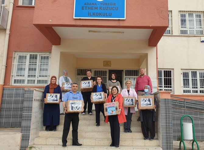 Hastane Çalışanları, Çocuklarının Okuduğu Kitapları Kütüphaneye Bağışladı