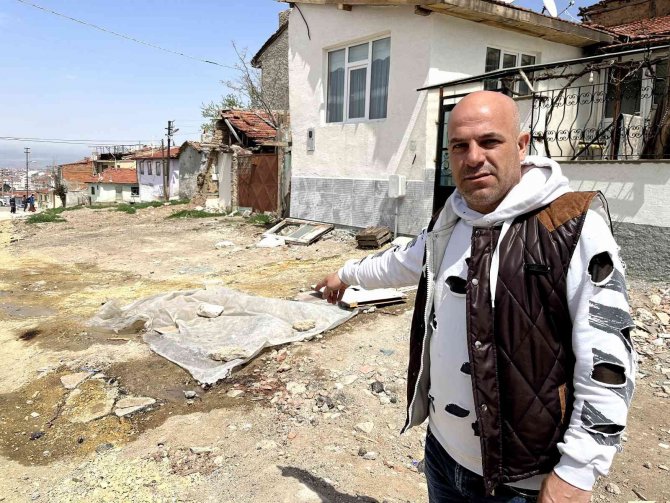 Yapılmayan Patlak Rögar Borusu Mahalleliyi Mağdur Etti