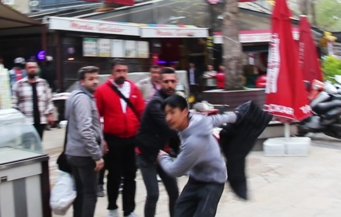 Şehir Eşkıyaları Önce Çocuğu Ardından Araya Giren Esnafı Tekme Tokat Dövdü