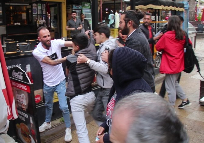 Şehir Eşkıyaları Önce Çocuğu Ardından Araya Giren Esnafı Tekme Tokat Dövdü