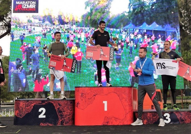 Denizlili Amatör Sporcu İ̇zmir Maratonunun Tozunu Attırdı