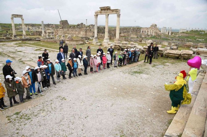 Öğrenciler, Turizm Haftasında Tarihi Yerleri Gezdi