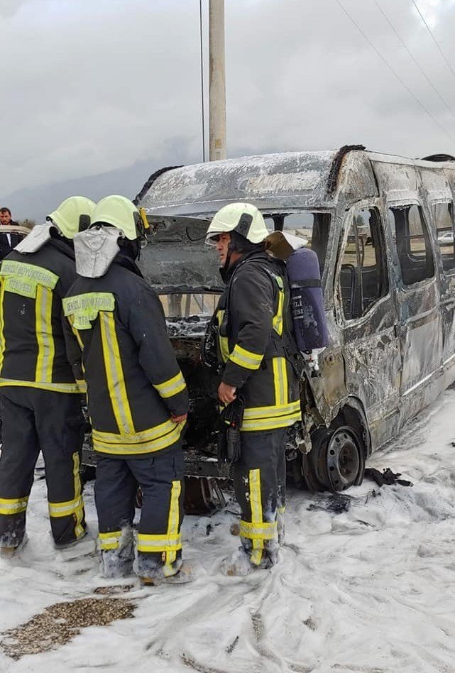 Seyir Halindeki Minibüs Alev Alev Yandı
