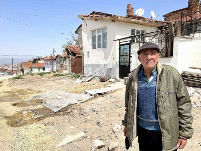 Yapılmayan Patlak Rögar Borusu Mahalleliyi Mağdur Etti