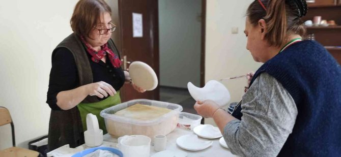 Kadınlar Çamuru Sanatla Buluşturuyor