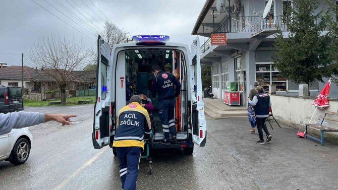 Hafif Ticari Araç Otomobille Kafa Kafaya Çarpıştı: 2 Yaralı