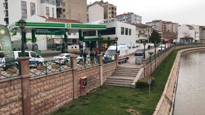 Porsuk Çayı’na Düşen Kadını Vatandaşlar Kurtardı