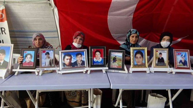 Evlat Nöbetindeki Baba: “Onlar Avrupa’da 7 Dil Okuyorlar, Senin Kalemi Kırıp Silah Verdiler”