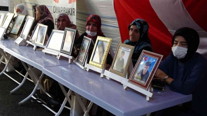 Evlat Nöbetindeki Baba: “Onlar Avrupa’da 7 Dil Okuyorlar, Senin Kalemi Kırıp Silah Verdiler”