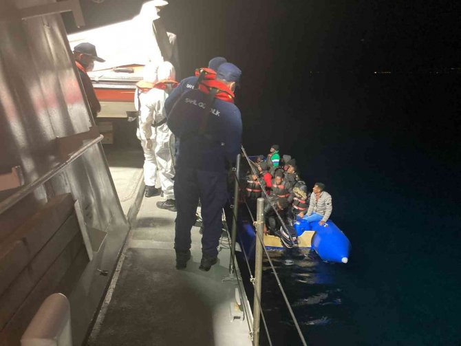 İ̇zmir Açıklarında 48 Düzensiz Göçmen Yakalandı