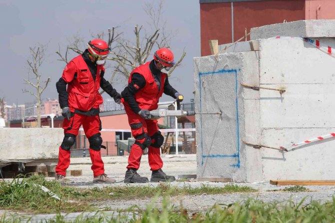 Ayda Bebeği Kurtarmışlardı; Bak- Kadıköy Orta Seviye Arama Kurtarma Sertifikası Aldı