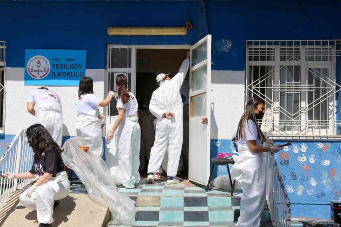 Öğrenciler Gönüllü Oldu Köy Okulunu Yeniledi