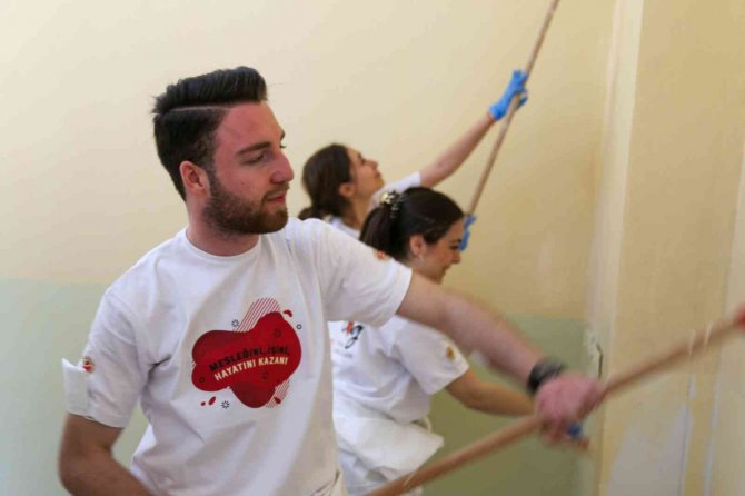 Öğrenciler Gönüllü Oldu Köy Okulunu Yeniledi