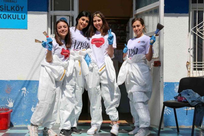 Öğrenciler Gönüllü Oldu Köy Okulunu Yeniledi