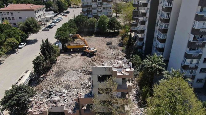 İ̇zmir’in Ağır Hasarlı Bina Raporu: Yıkılması Gereken 122 Bina Kaldı
