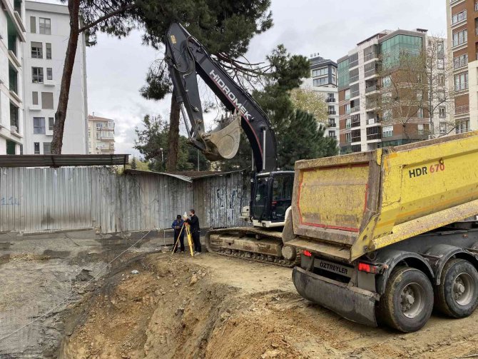 Kadıköy’de Göçük Oluşan İnşaat Alanında Ekipler İnceleme Yaptı