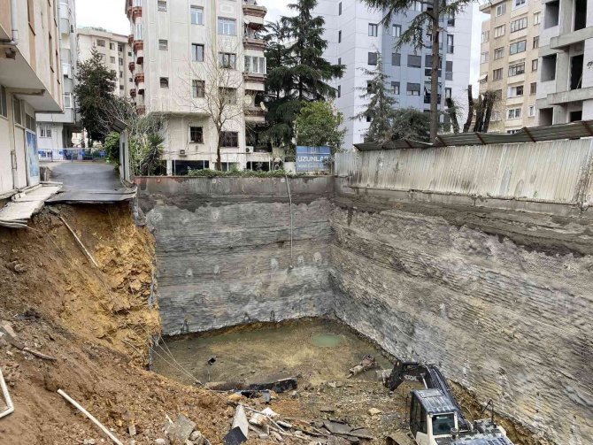 Kadıköy’de Göçük Oluşan İnşaat Alanında Ekipler İnceleme Yaptı