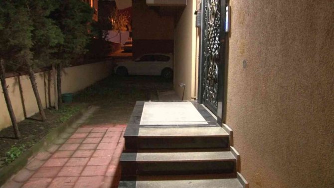 Kartal’da Bir Hırsız, Apartman Girişindeki Demir Korkulukları Parçalayarak Çaldı