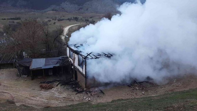 İ̇ftar Vakti Çıkan Yangında İki Katlı Ahşap Ev Küle Döndü