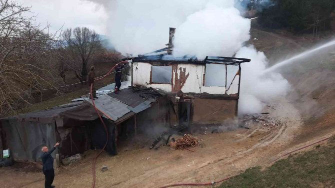 İ̇ftar Vakti Çıkan Yangında İki Katlı Ahşap Ev Küle Döndü