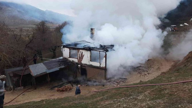 İ̇ftar Vakti Çıkan Yangında İki Katlı Ahşap Ev Küle Döndü
