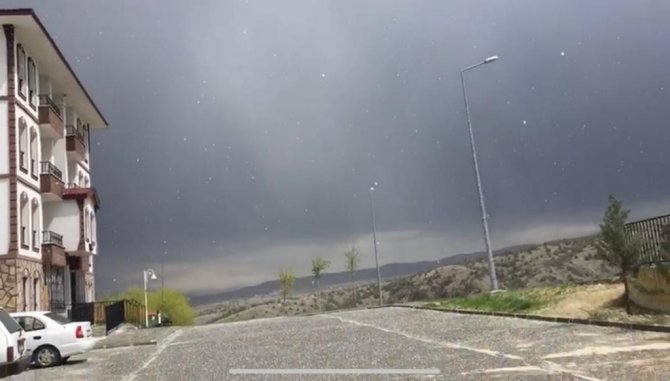 Fındık Büyüklüğünde Yağan Dolu İlçeyi Beyaza Bürüdü