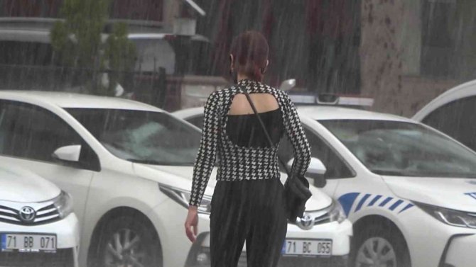 Güneşe Aldanan Vatandaşlar Yağmura Hazırlıksız Yakalandı