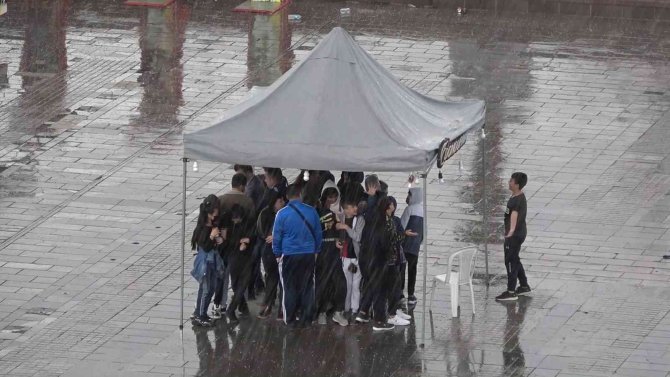 Güneşe Aldanan Vatandaşlar Yağmura Hazırlıksız Yakalandı