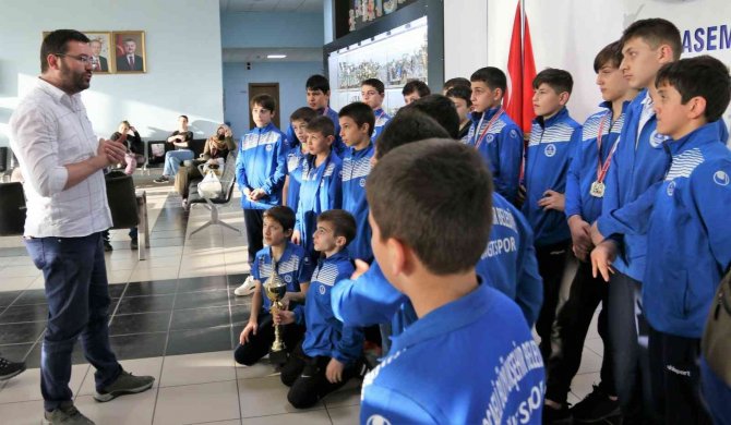 Kağıtspor Güreşte Türkiye Şampiyonu