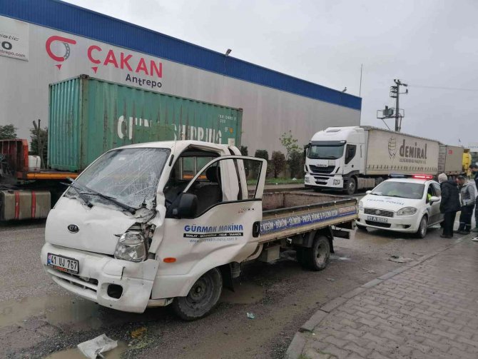 Kamyonet Park Halindeki Tıra Çarptı: 1 Yaralı