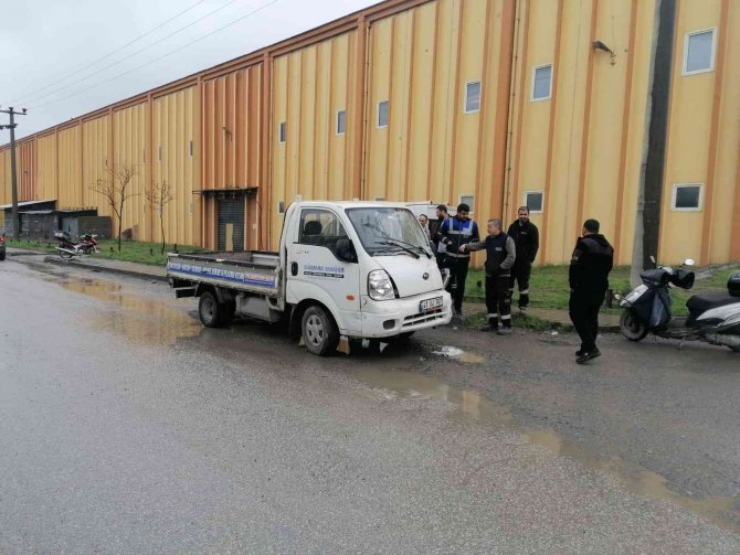 Kamyonet Park Halindeki Tıra Çarptı: 1 Yaralı