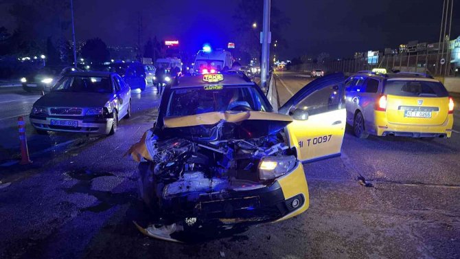 Trafik Işıklarında Zincirleme Kaza: 4 Yaralı