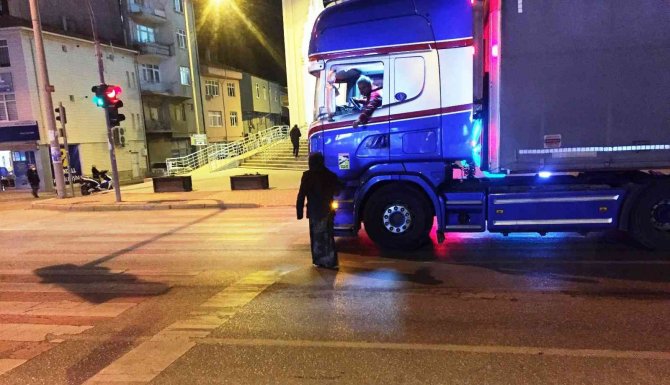 Kulu’da Trafik Işıklarında Dilenenler Canlarını Tehlikeye Atıyor
