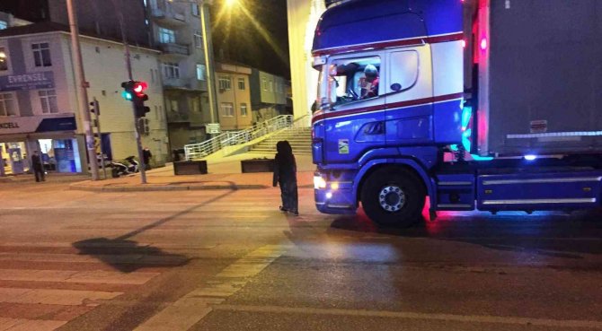Kulu’da Trafik Işıklarında Dilenenler Canlarını Tehlikeye Atıyor