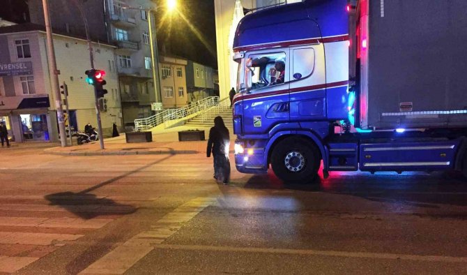 Kulu’da Trafik Işıklarında Dilenenler Canlarını Tehlikeye Atıyor