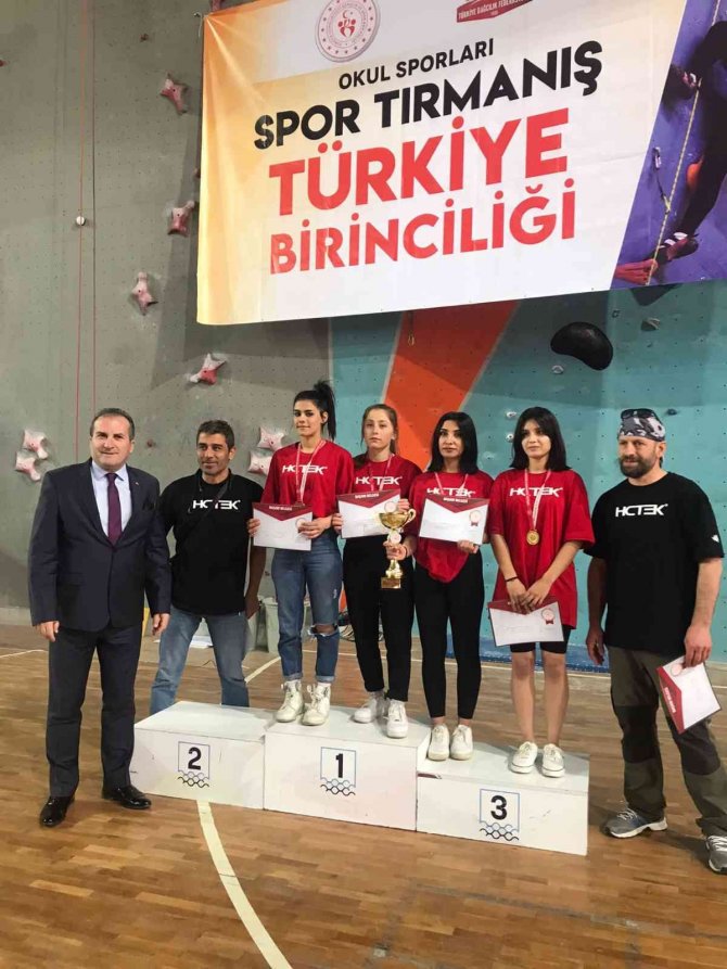 Lise Öğrencilerinin Türkiye Şampiyonluğu Sevinci