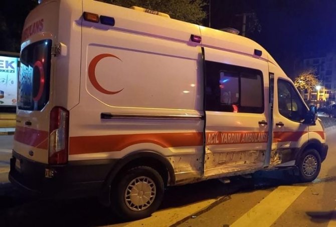 Manisa’da Askeri Ambulans İle Otomobil Çarpıştı: 3 Yaralı