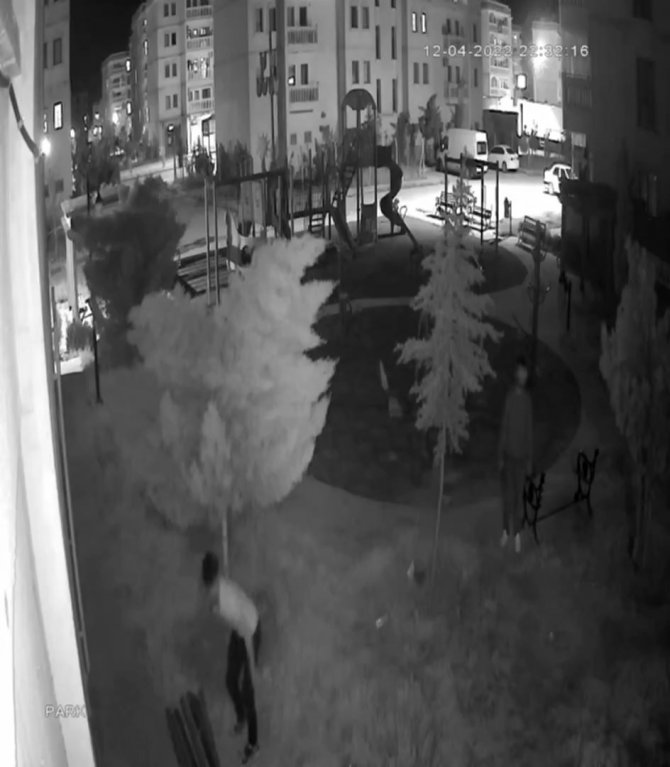 Parktaki Bankı Çalan Hırsızlar Kameraya Yakalandı