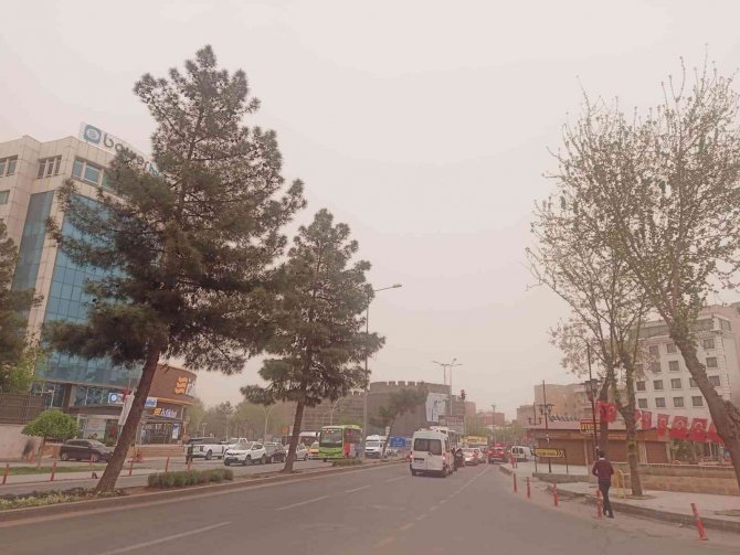 Diyarbakır’da Toz Bulutu Nedeniyle Gökyüzü Kızıla Büründü