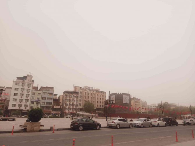 Diyarbakır’da Toz Bulutu Nedeniyle Gökyüzü Kızıla Büründü