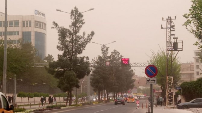 Diyarbakır’da Toz Bulutu Nedeniyle Gökyüzü Kızıla Büründü
