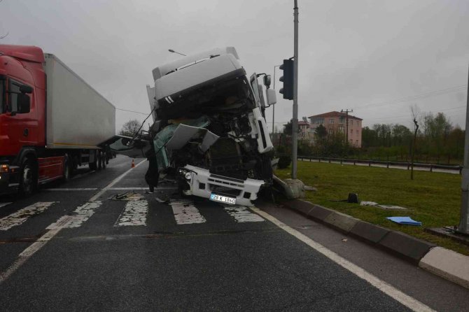 Su Yüklü Tır Işıklarda Duramayarak Önündeki Tıra Çarptı: 1 Yaralı
