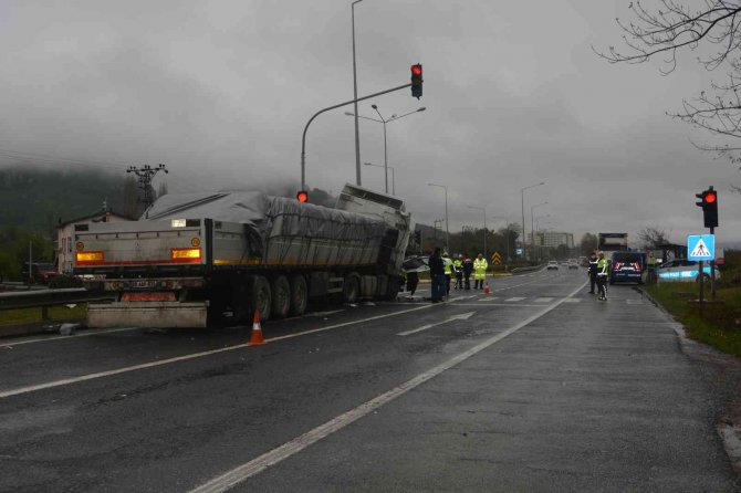 Su Yüklü Tır Işıklarda Duramayarak Önündeki Tıra Çarptı: 1 Yaralı