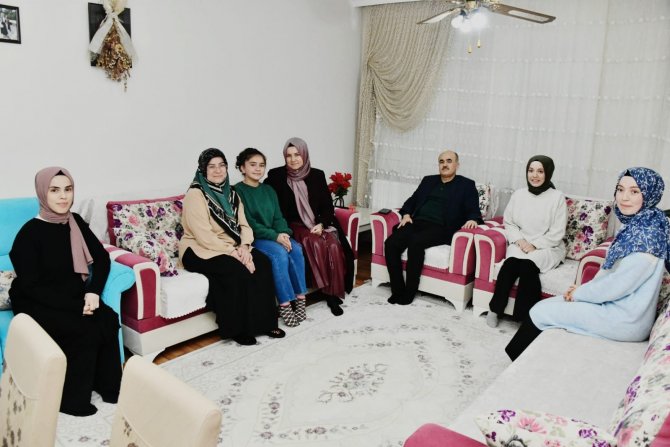 Vali Dağlı, 5 Kız Çocuğunu Okutan Aileyi Tebrik Etti