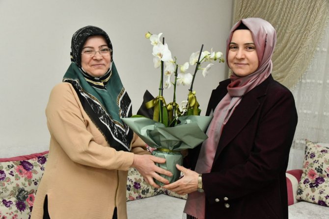 Vali Dağlı, 5 Kız Çocuğunu Okutan Aileyi Tebrik Etti