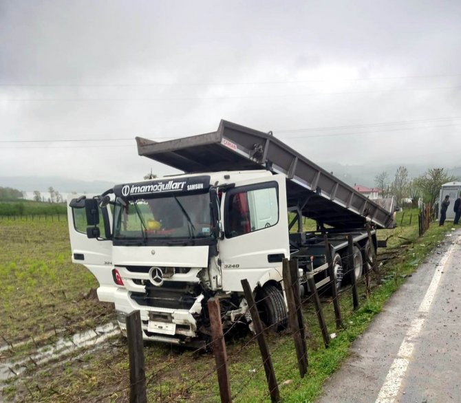 Samsun’da Kamyonla Hafif Ticari Araç Çarpıştı: 1’i Ağır 3 Yaralı