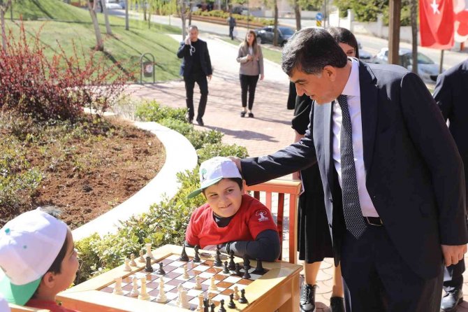 23 Nisan Satranç Şenliğinde Hamlelerini Yaptılar